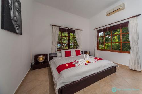 Villa Segara Murti - Stylish Beachfront Villa!