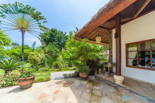 Villa Segara Murti - Stylish Beachfront Villa!