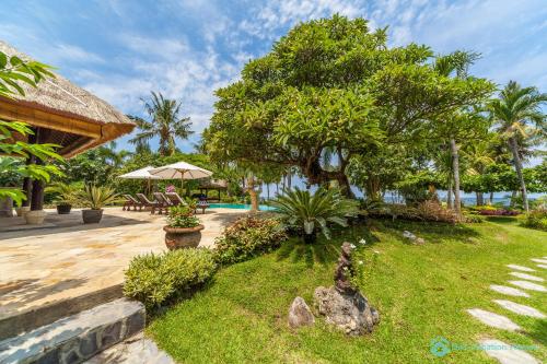 Villa Segara Murti - Stylish Beachfront Villa!