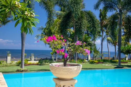 Villa Segara Murti - Stylish Beachfront Villa!