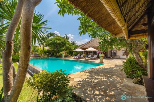 Villa Segara Murti - Stylish Beachfront Villa!