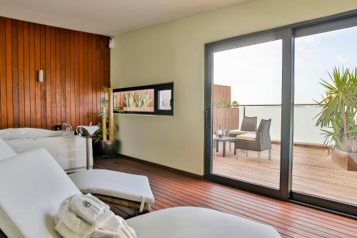 Hotel 525 - image 13