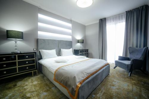 1 king bed, 1 sofa bed