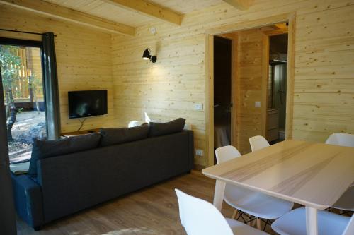 2 bedrooms, 6 beds