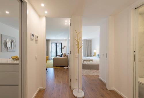 LovelyStay - Downtown Balcony Apartment with Free Parking