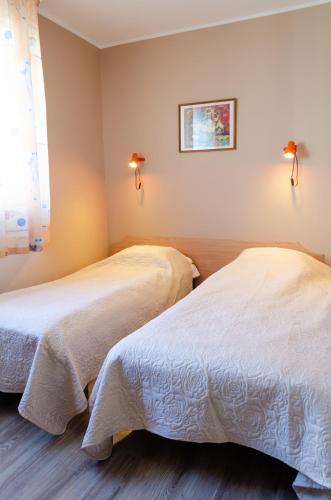 2 twin beds