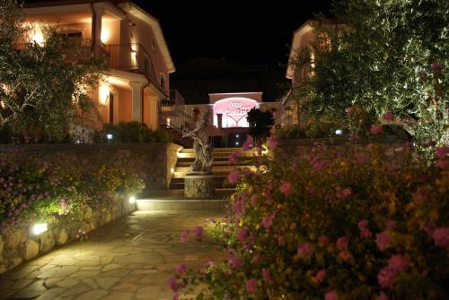 ทางเข้า, โรงแรมริสโตรานเต บอโกตานา (Hotel Ristorante Borgo La Tana) in มาร่าเทอา