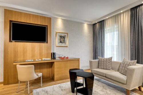 Premier Suite image 4