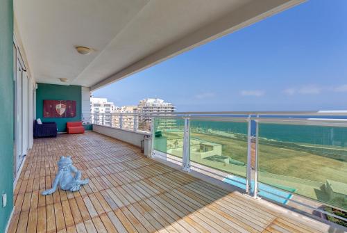 Seafront Apartment in Sliema with Pool, Upmarket Complex, Sliema