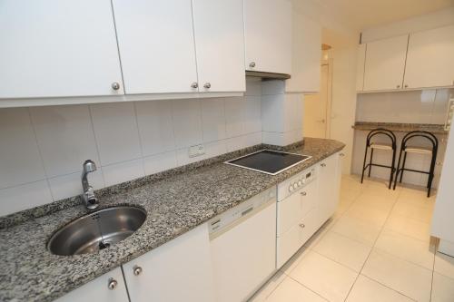 Four-Bedroom Apartment with Sea View image 6