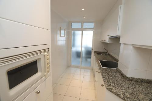 Four-Bedroom Apartment with Sea View image 7