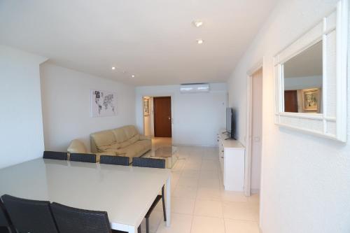 Four-Bedroom Apartment with Sea View image 5
