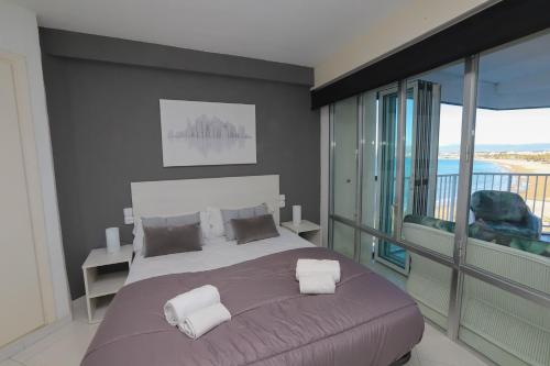 Four-Bedroom Apartment with Sea View image 2