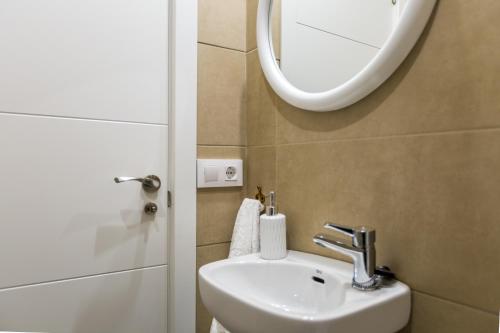 El Born Guest House by Casa Consell - image 14