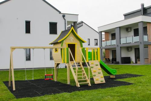 Spēļu laukums, Apartmaji BANONIA " Štorkljin let " (Apartmaji BANONIA " Storkljin let ") in Banovci
