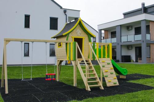 Spēļu laukums, Apartmaji BANONIA " Sončni zahod " (Apartmaji BANONIA " Soncni zahod ") in Banovci