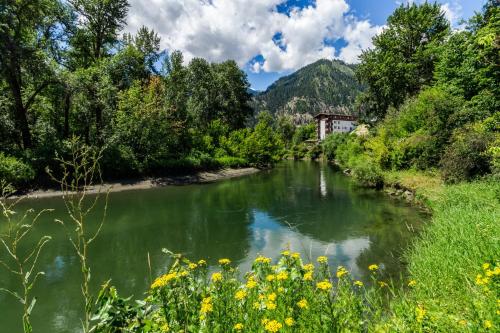 Merry Creekside Retreat