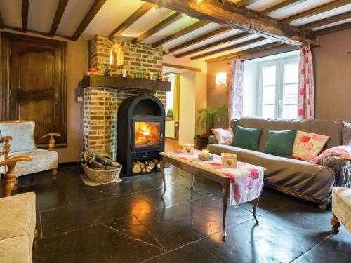  Spacious Holiday Home With Fireplace in Doische Belgium, Pension in Doische bei Franchimont