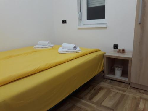 Sweet Yellow Apartment - image 5