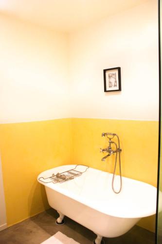 Ocean Front Vortex Female Hostel private rooms Free bikes near หาดเวนิซ