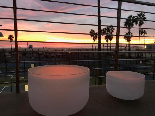 View, Ocean Front Vortex Female Hostel private rooms Free bikes in Venice Beach