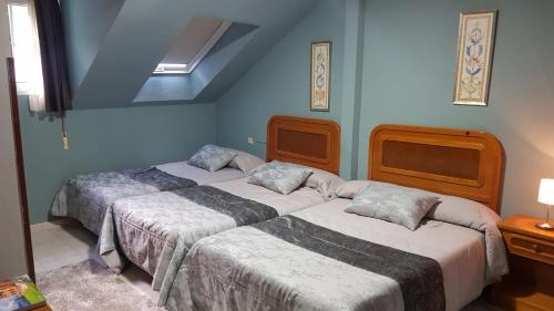 2 twin beds