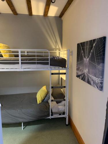 The Carriage House. Sleeps 18+. York. - image 9