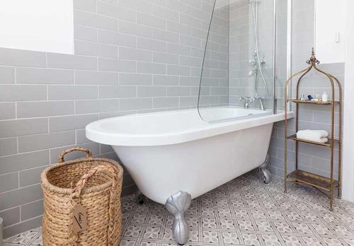 Bathroom, Maxwelston Farmhouse in New Dailly