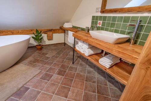 Zuhanyzó, Statek U Medvěda (Statek U Medveda) in Nova Pec