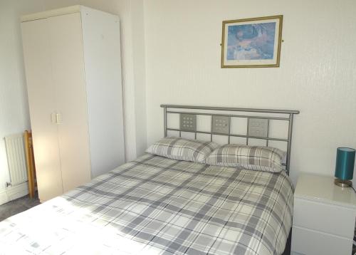 One-Bedroom Apartment image 7