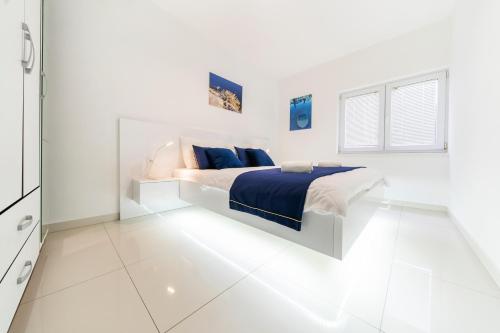1 queen bed, 1 sofa bed
