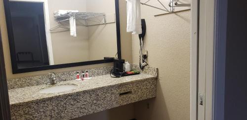 Travel Inn Of Sidney Ohio - 화장실