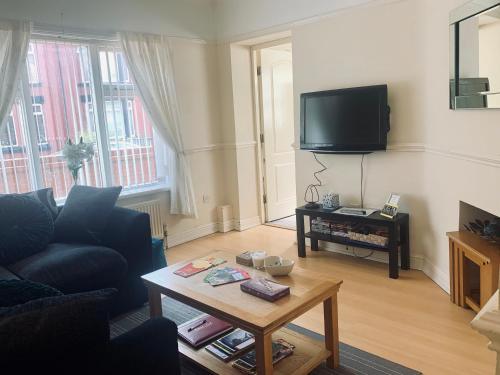 Be My Guest Liverpool - Ground Floor Apartment with Parking