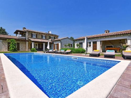  Villa St Martina, Ferienwohnung in Tinjan