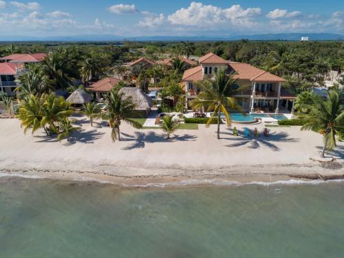 pludmale, Sirenian Bay Resort -Villas & All Inclusive Bungalows in Surfside