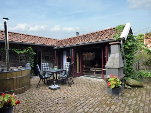 Cozy Holiday Home in Musselkanaal with Hot Tub