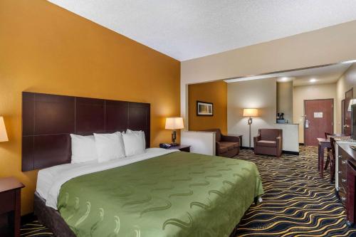 Quality Suites Addison-Dallas - image 3