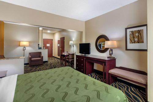 Quality Suites Addison-Dallas
