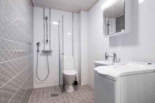 Bathroom, Forenom Serviced Apartments Rauma Kaivopuisto in Rauma