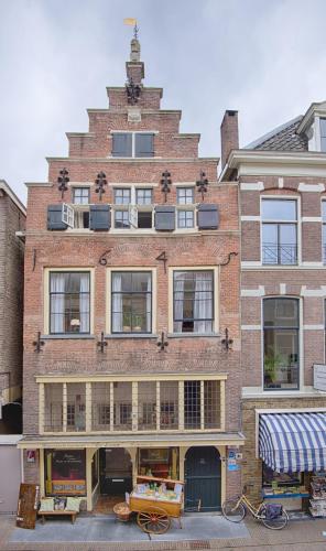 Hotel Hanzestadslogement De Leeuw in het centrum van Deventer hotelkamers met een keukentje en ontbijtservice in een mand voor op de kamer hanzemuseum binnenplaats