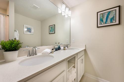 2 bedroom condo 5 minutes from Disney parks - image 4