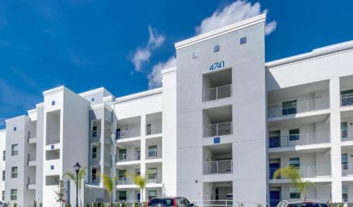 2 bedroom condo 5 minutes from Disney parks - image 6