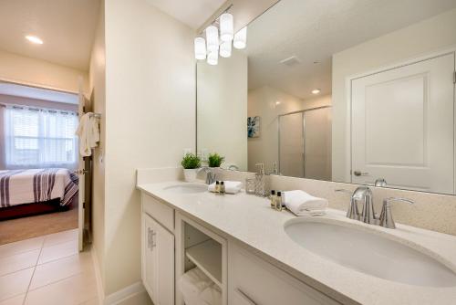 2 bedroom condo 5 minutes from Disney parks - image 7