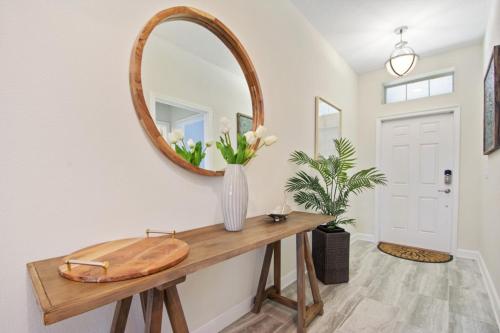 6 bedroom 4 suites 5 minutes from Disney parks - image 2