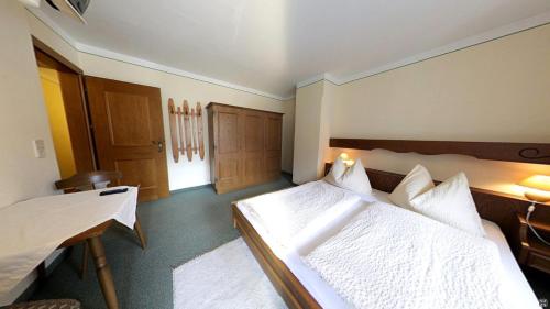 Three-Bedroom Apartment with Shower