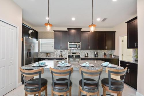 Amazing 5 bedroom home with private pool - image 3