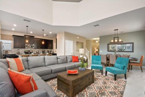 Amazing 5 bedroom home with private pool - image 4