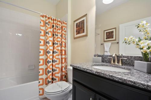 Amazing 5 bedroom home with private pool - image 7