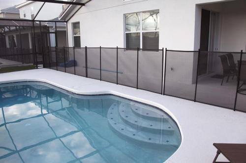 Beautiful 4 bedroom home accommodates 8 guests - image 3