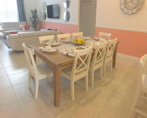 Beautiful 4 bedroom home accommodates 8 guests - image 5
